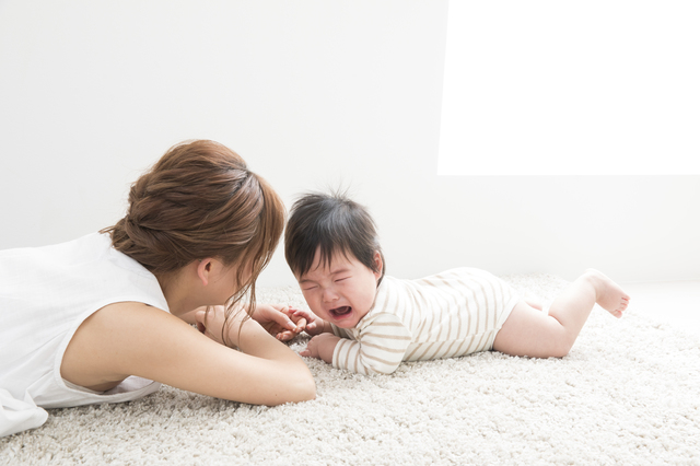 うつぶせで泣いている赤ちゃん