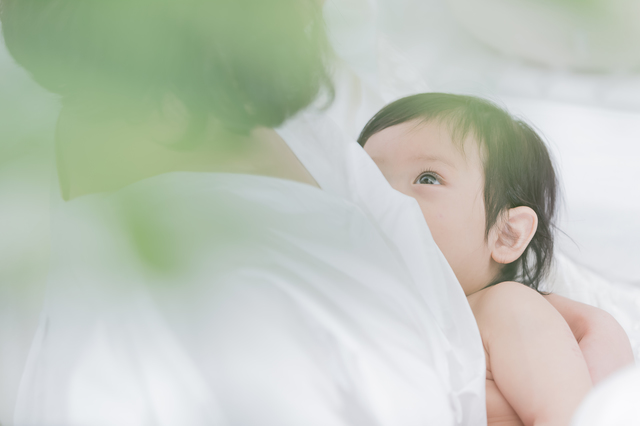 母乳を飲む赤ちゃん