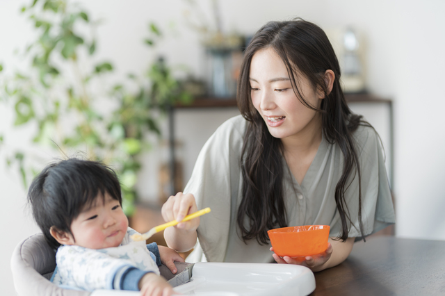 離乳食を食べる赤ちゃん