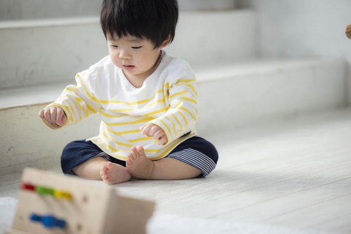 【一人遊びが上手な子】1歳児がひとり遊びばかり…大丈夫？放置してもいいの？