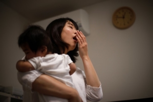 【実態調査】0歳児の夜泣きが多い時間帯は？ピークはいつ頃？いつ終わるの？