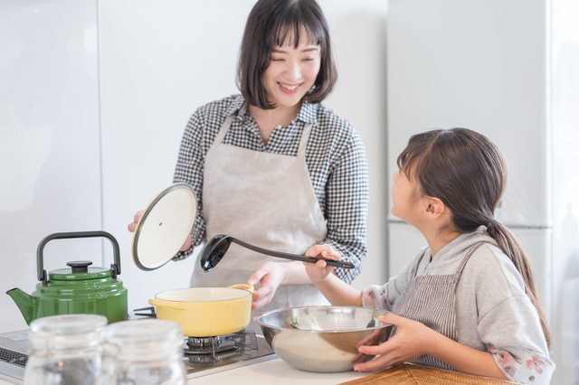 料理を作る親子