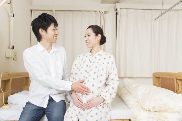 パジャマ姿の妊婦