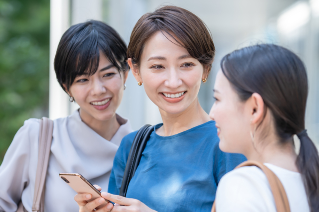 会話する女性