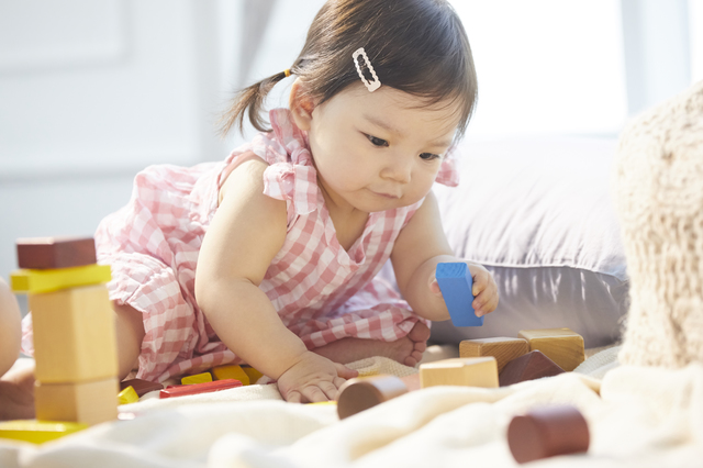 積み木で遊ぶ幼児