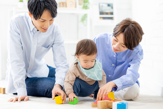 積み木で遊ぶ子ども