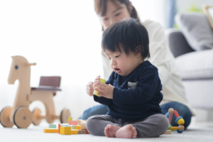 おもちゃで遊ぶ幼児