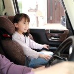 車の助手席に座る子ども