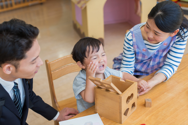 お迎えの時間に保育園で遊んでいる子ども