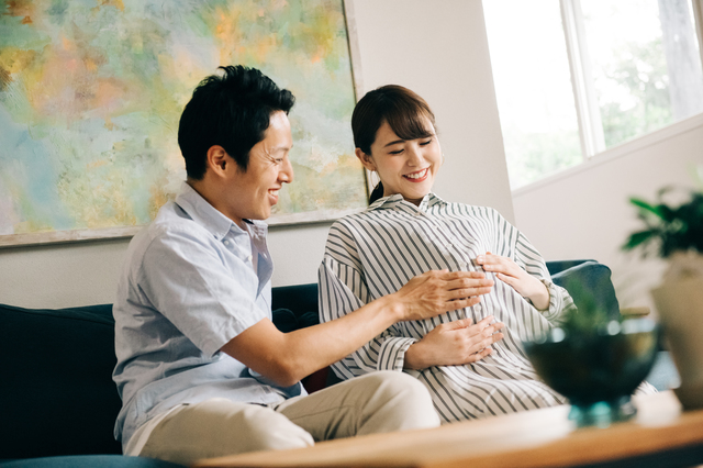 笑顔の妊婦と夫