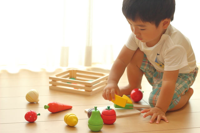 おままごとをする子ども