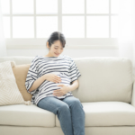 ソファーでくつろぐ妊婦