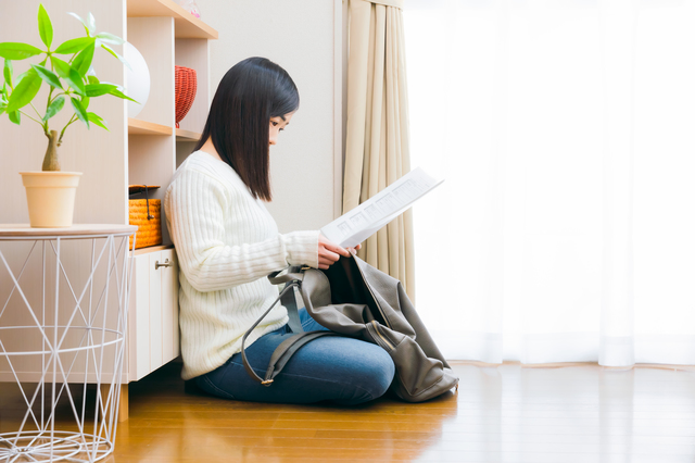 書類を確認する女性