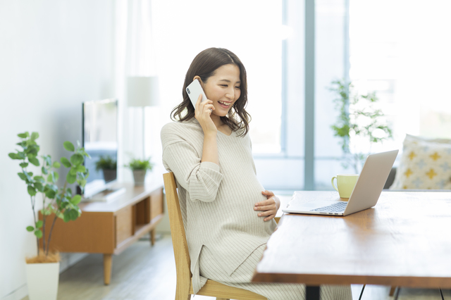 電話をする妊婦