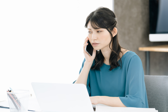 電話をする女性