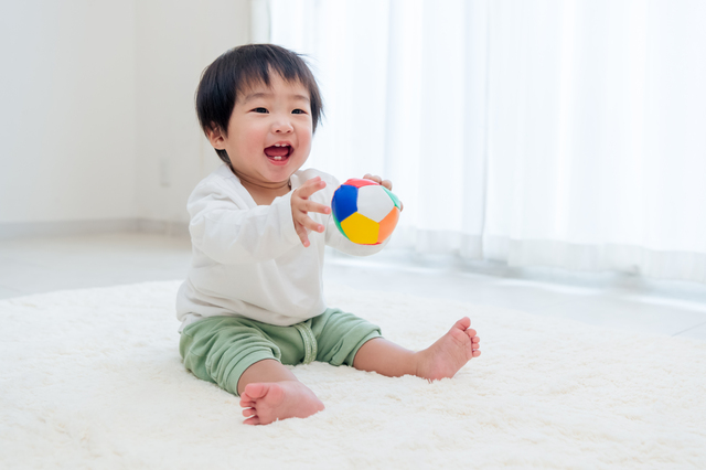 ボールで遊ぶ赤ちゃん