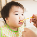 離乳食を食べる赤ちゃん