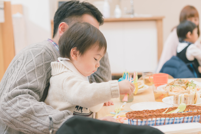 フードコートで食事をする幼児