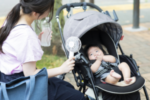 【夏の外出】抱っこ紐とベビーカーどっちがいい？暑さ対策グッズも