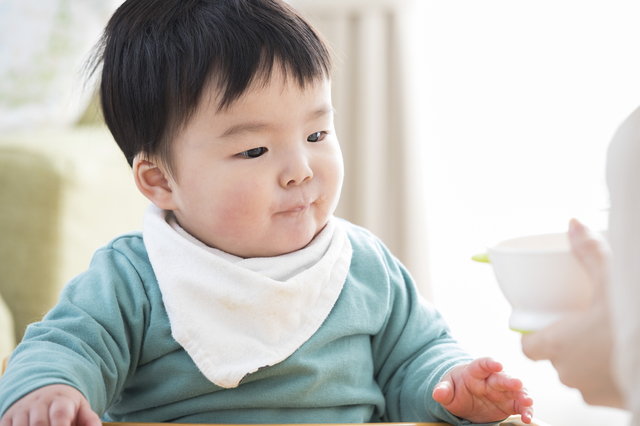 ご飯を食べる赤ちゃん