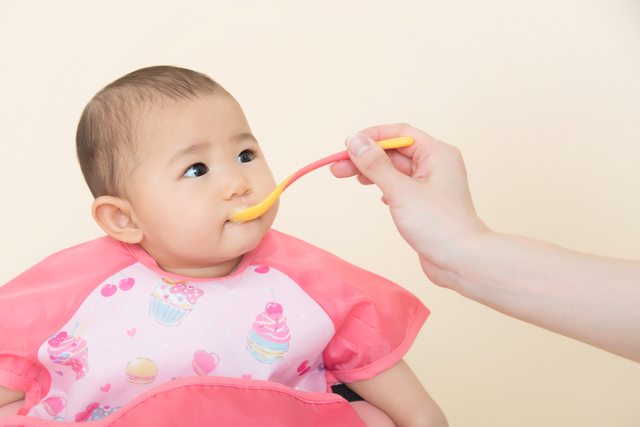 ご飯を食べる赤ちゃん