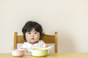 食事を待つ赤ちゃん