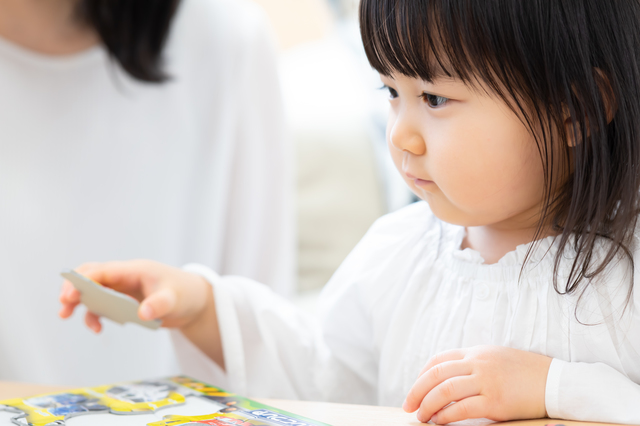 パズルをする子ども