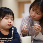 薬を飲まない2歳児にイライラ…原因は？粉薬・シロップの飲ませ方も