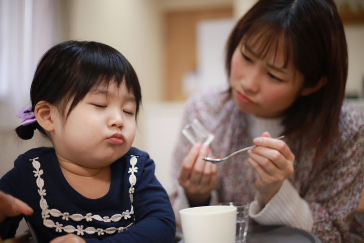 薬を飲まない2歳児にイライラ…原因は？粉薬・シロップの飲ませ方も