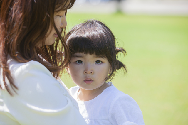 ママと泣いている子ども