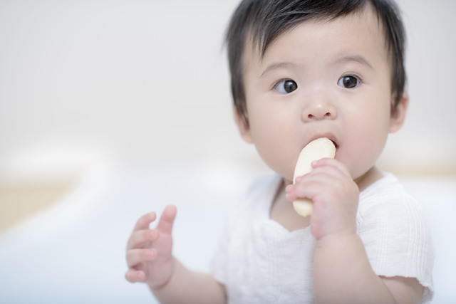 お菓子を食べる赤ちゃん