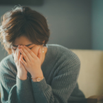 苦悩する女性