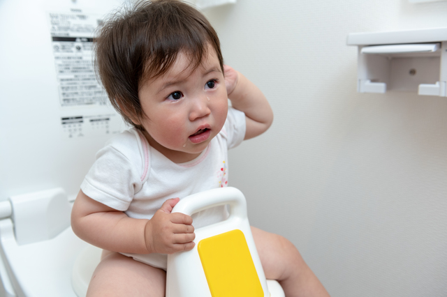 おまるに座る子ども