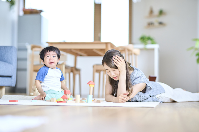 子どもと悩むママ