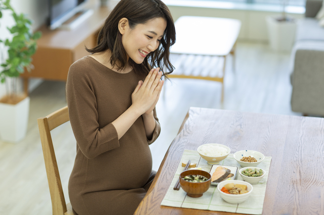 食事をとる妊婦