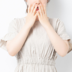 驚く女性