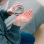 錠剤を飲もうとしている女性