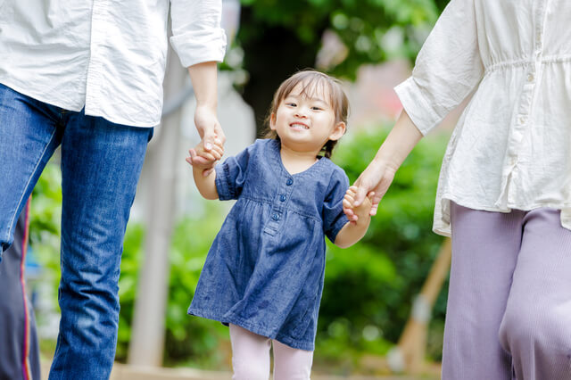 手を繋ぐ2歳の女の子