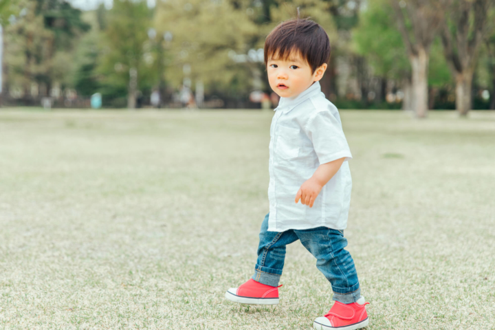 【医師監修】2歳児が「横目でくるくる回る」これって自閉症？対応方法も