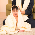 泣く子ども