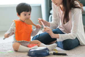 離乳食を座って食べない…立ち上がるときの対策。座って食べるのはいつから？