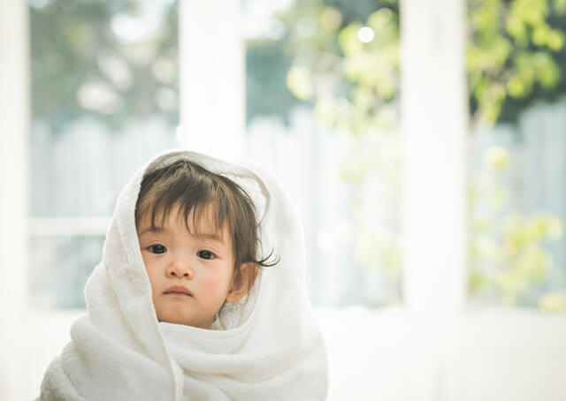 タオルにくるまる子ども