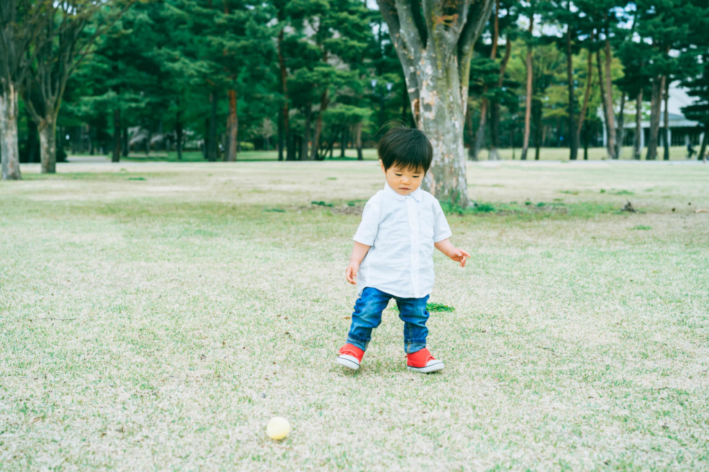 【医師監修】健常児でもくるくる回るって本当?自閉症との見分け方 | kosodate LIFE(子育てライフ)