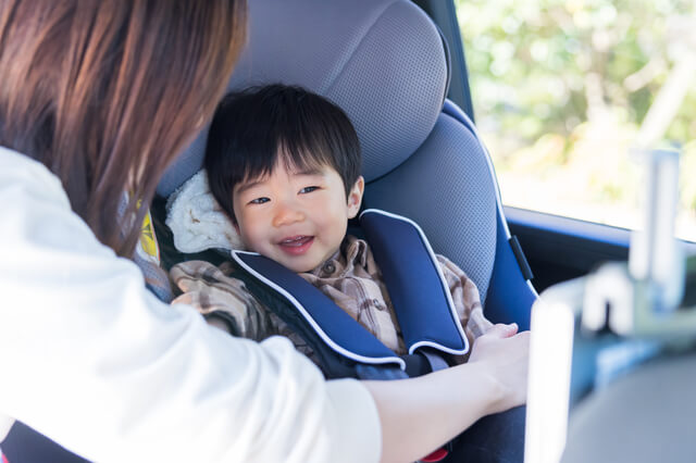 チャイルドシートに座る子ども