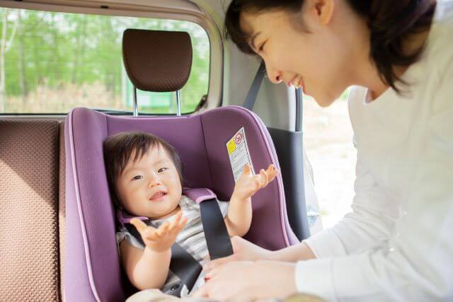 チャイルドシートに座る子どもとママ