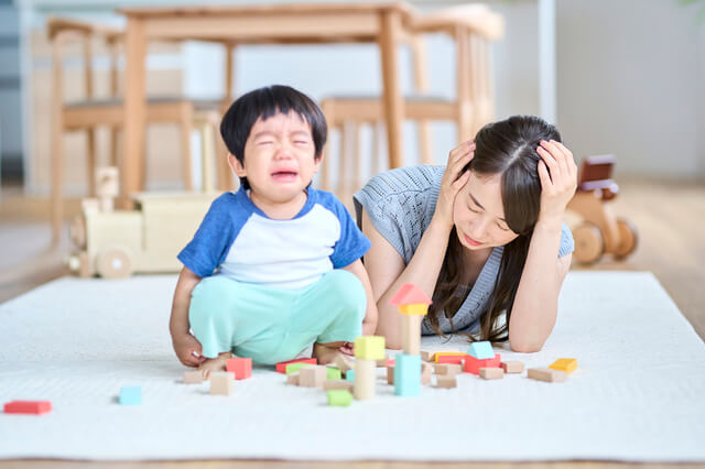 泣いてる子どもとママ