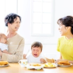 泣いてる子どもとママ・パパ