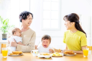 泣いてる子どもとママ・パパ