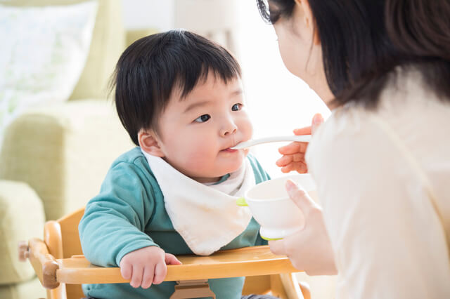 離乳食を食べる子ども