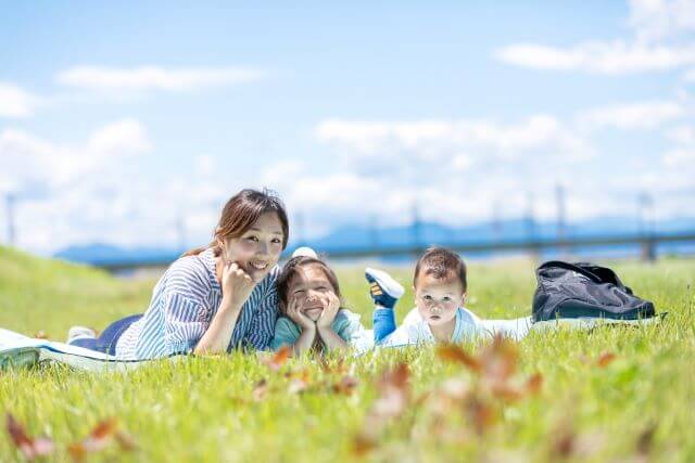 公園で寝ころぶママと姉弟